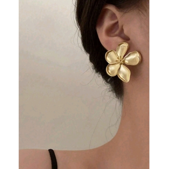 anthropologie Fashion Chic Style Petal Love Flower Gold Earrings